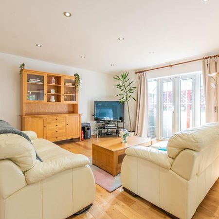 London Stratford - Spacious 2 Bed Flat With Secured Parking & Private Garden Exterior photo